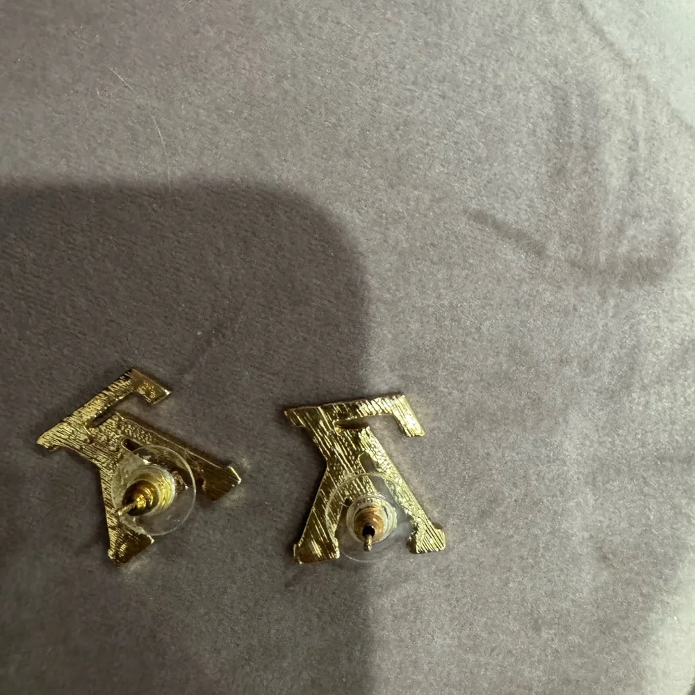 🔥❤️Valentine’s Day❤️🔥Louis Vuitton gold rhinestone stud earrings - Picture 2 of 2